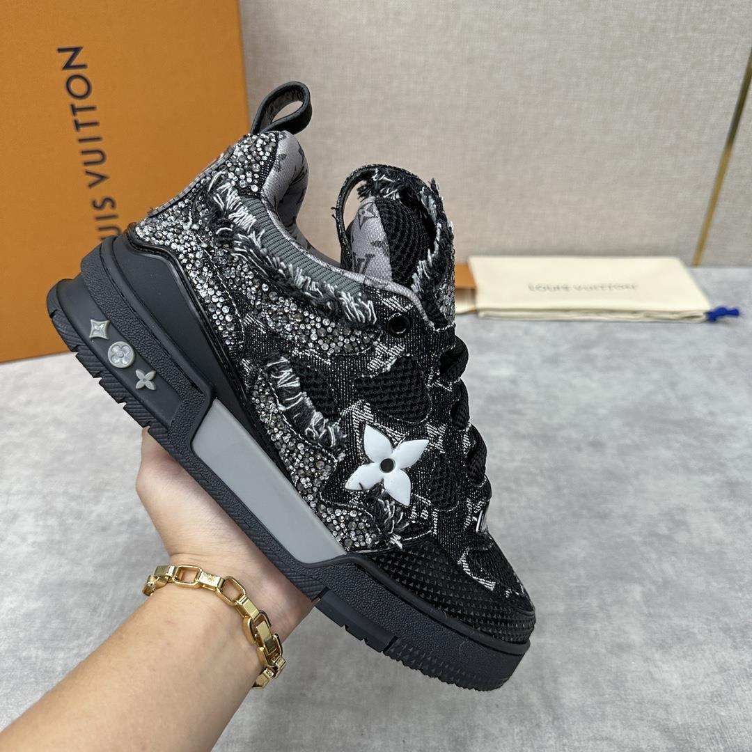 SKATE crystal canvas thick sole lace up sports shoes This LV Skate sports shoe is made o