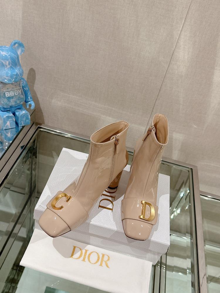 23Ss New CEST DIO Square Toe Short Boots Thick Heel Ankle BootsThis Cest Dior heel and a
