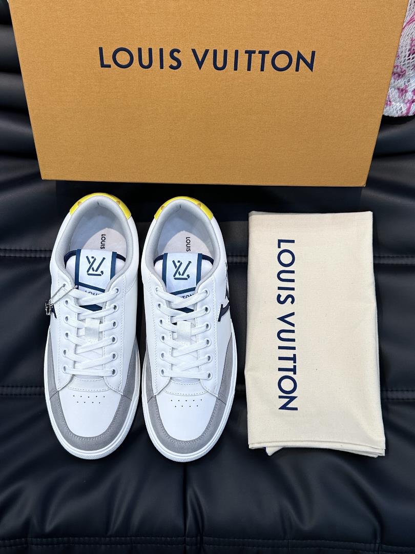 The L CHARLIE couples low top sneaker is made of cowhide on the top layer with soft and