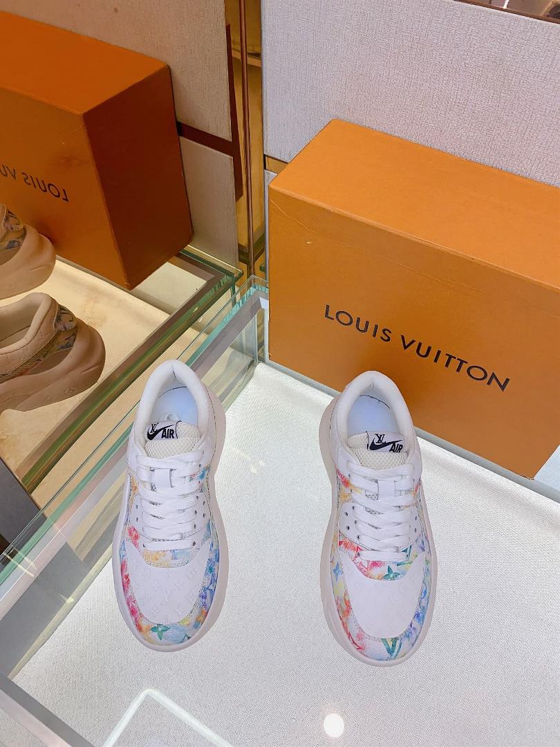 L The V X nike co branded low top casual sports shoes are meticulously crafted from the original ca