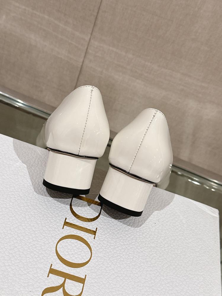 23Ss New CEST DIO Leather Button Single Shoe Thick HeelThis Cest Dio high heel shoe is a