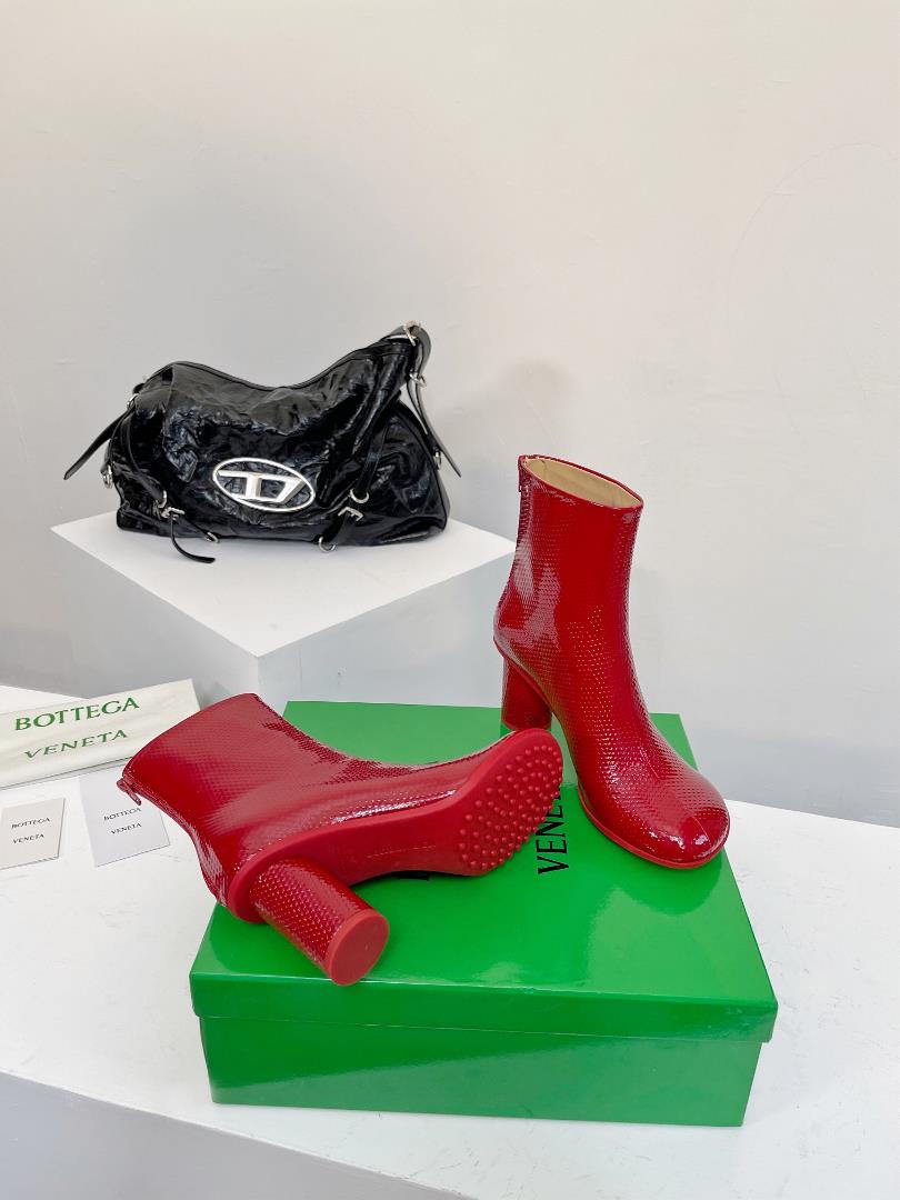 BV Atomic Collection Round Heel Open Heel Red Ankle BootsThis round head wide and flat st