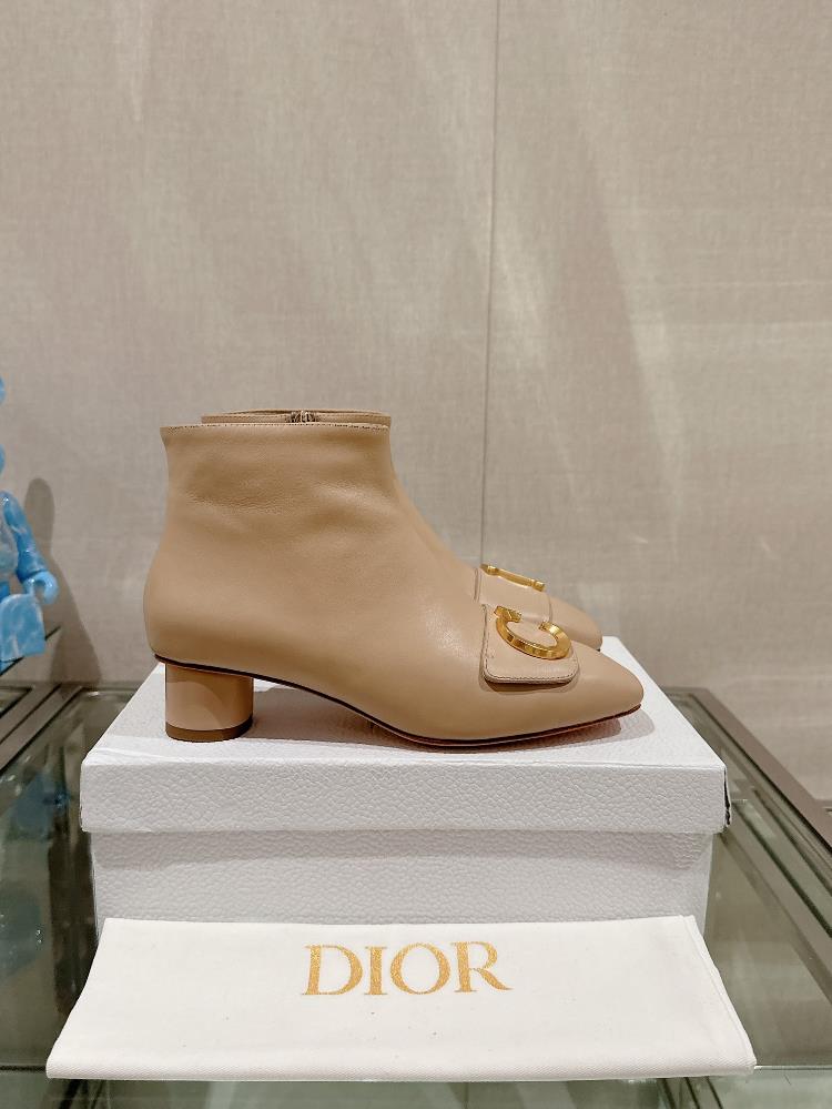 23Ss New CEST DIO Square Toe Short Boots Thick Heel Ankle BootsThis Cest Dior heel and ankle boots are a new addition to the 2023 autumnwinter read